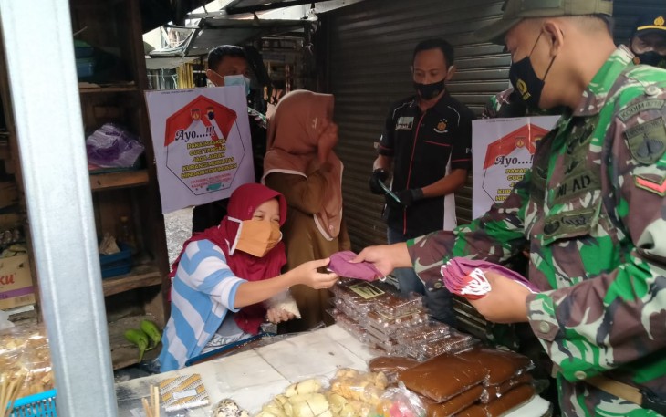 Pembagian masker untuk penegakan prokes