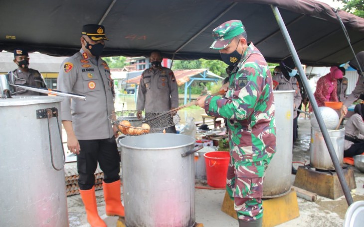 Kapolres Serta Dandim Pati Tinjau  Dapur Umum Untuk Membantu Warga Terdampak Banjir 