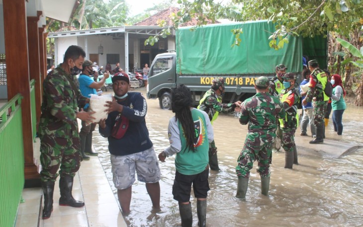 Kodim Pati Kirim Bantuan Beras Untuk Warga Terdampak Banjir