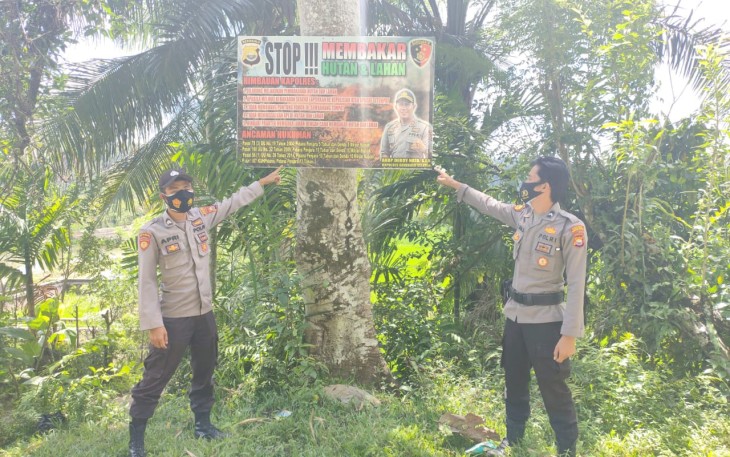 Pasang Spanduk Polsek Kedurang Ingatkan Warga Larangan Karhutla