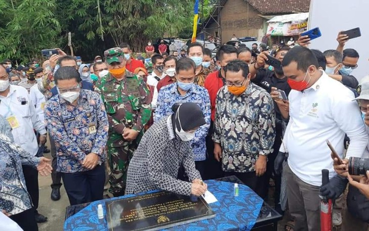 Mensos Risma Puji Program Kemanusiaan SMSI Membangun Jalan dan MCK untuk Masyarakat