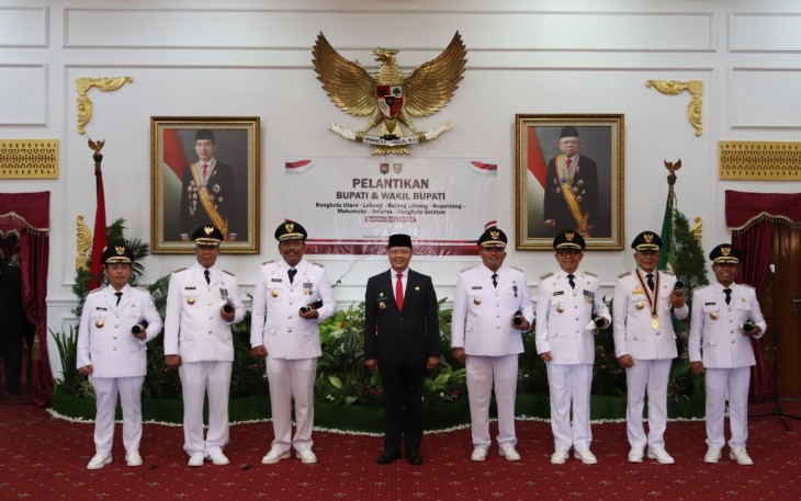 Gubernur Bengkulu Rohidin Mersyah Foto Bersama Usai Melantik Tujuh Bupati dan Wakil Bupati 