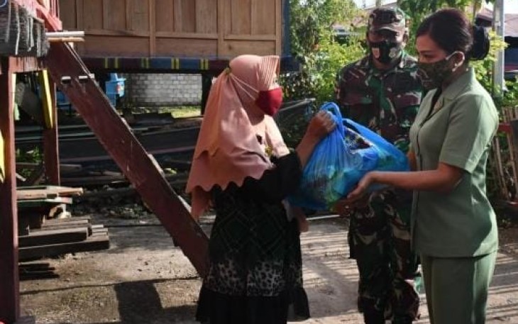 Mayjen TNI Andi Sumangerukka Bagikan Paket Bantuan di Buton