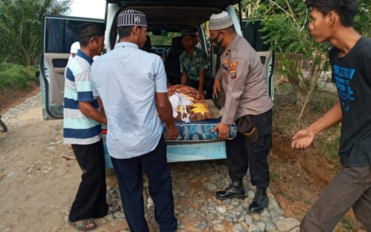 Kapolsek Dolok Merawan Bertakziah ke Rumah Warga