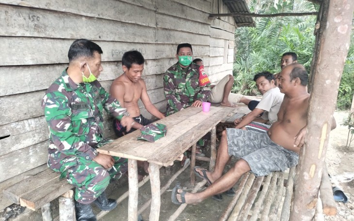 Satgas TMMD Saat Berbincang Dengan Warga