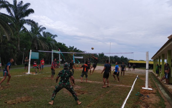 Satgas TMMD 110 Kodim 0209/LB Ajak Warga Olahraga Bola Voli