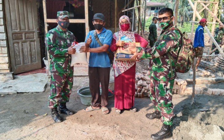 Selain Menerima Manfaat RTLH, Mereka Juga Dapat Bantuan Jum'at Berbagi Kodim 0209/LB