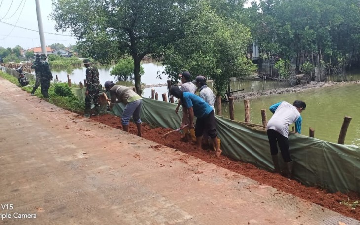 Gotong Royong Warga Bersama Satgas TMMD