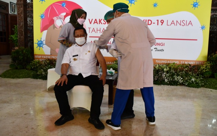 Bupati Tulungagung Maryoto Bhirowo Jalani Suntik Vaksin Covid-19 Tahap II