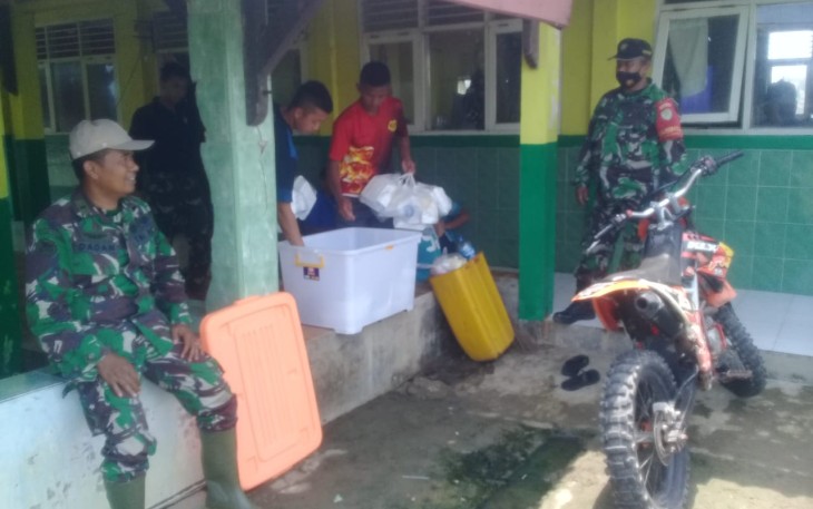 Kebersamaan Anggota Satgas TMMD 100 Karawang Dengan Masyarakat