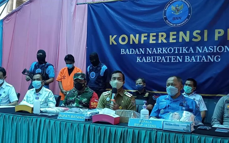 Kepala BNNK Jateng, Brigjen Pol Benny Gunawan, saat menggelar konferensi pers di Halaman Kantor BNNK Batang, Selasa (2/3/2021).