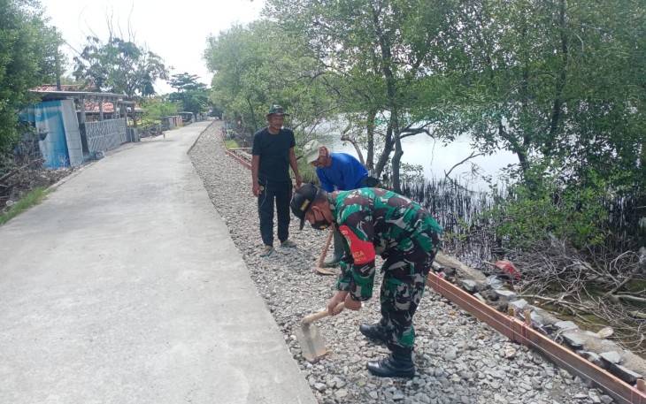Anggota Koramil 0406/Cikampek Kodim 0604/Karawang monitoring dibantu 7 orang masyarakat mengerjakan pembangunan peningkatan dan pelebaran badan jalan 3 dalam kegiatan  TNI Manunggal Membangun Desa (TMMD) ke-110 Kodim 0604/Karawang Tahun Anggaran 2021. 