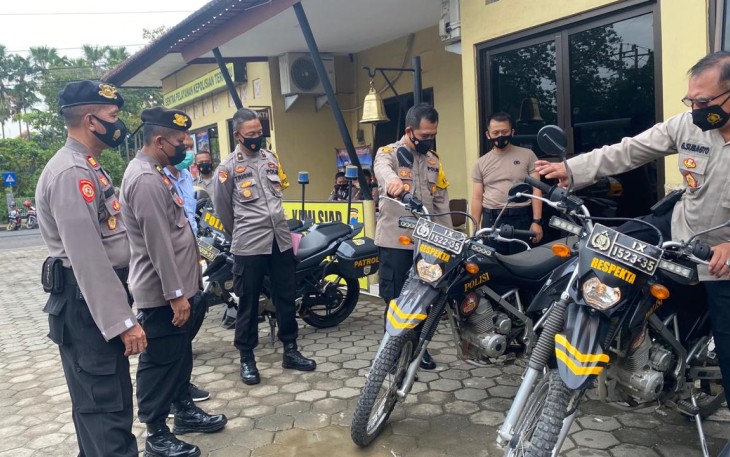 Kapolres Pekalongan Kota AKBP M Irwan Susanto, S.I.K, SH,MH, selesai apel pagi dengan didampingi Waka Polres Kompol Drs Gangsar Subagyo, Kasat Sabhara AKP Nyoman Hermanto,SM pengecekan langsung kendaraan dinas patroli Sabhara, merupakan barang milik negara yang diberikan untuk mendukung tugas tugas Kepolisian.