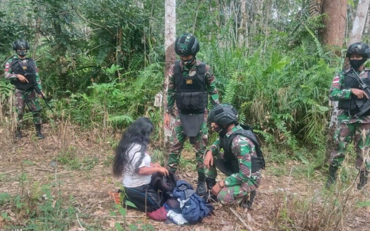 Anggota Satgas Pamtas Yonif 407/PK berhasil menggagalkan satu orang Pekerja Migran Indonesia (PMI) non prosedural yang akan melintas ke wilayah Malaysia saat melaksanakan patroli keamanan. Kamis (04/03/2021).