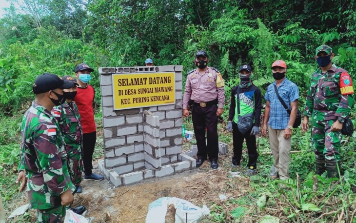Satuan Tugas Pengamanan Perbatasan (Satgas Pamtas) RI-MLY Yonif 407/PK Pos Sei Mawang I dipimpin Sertu Sukirman dan tiga anggota bersama masyarakat dan Bhabinkamtibmas serta Babinsa melaksanakan pembuatan Tugu selamat datang di Desa Sungai Mawang, Kecamatan Puring Kencana, Kabupaten Kapuas Hulu, Kalbar. Kamis (04/03/21).