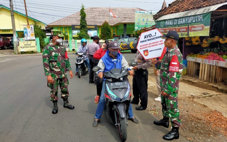 Petugas gabungan dari Koramil Jajaran Kodim 0736/Batang bersama Polsek jajaran Polres Batang dan Satpol- PP terus berupaya mencegah penyebaran Virus Covid- 19 dengan menggelar operasi yustisi secara rutin,