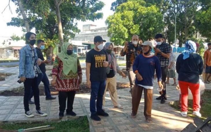  Wakil Walikota Bengkulu Dedy Wahyudi Saat Gotong Royong Membersihkan Sampah di Taman Simpang Kandis