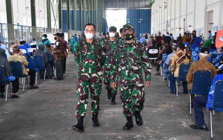 Danrem 074/Warastratama Kolonel Inf Deddy Suryadi, S.I.P., didampingi Danlanud Adi Soemarmo Kolonel Pnb Agus Setiawan, S.I.P., Dandim 0724/Boyolali Letkol Inf Aris Prasetyo, S.I.P., dan Kapolres Boyolali AKBP Morry Ermond, S.I.K., S.T., tinjau pelaksanaan Vaksinasi Covid-19 kepada Purnawirawan TNI (AD, AL, AU) dan Veteran beserta Isteri di Depohar 50 Lanud Adi Soemarmo, Jumat (05/03/2021).