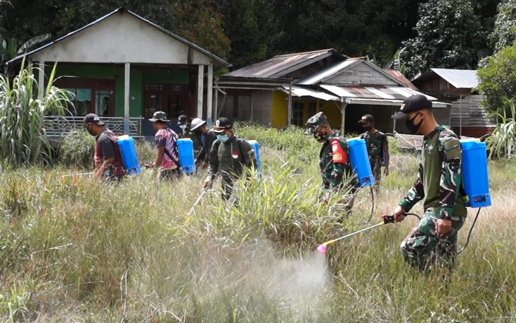 Satgas pamtas yonif 407/PK bersama masyarakat melaksanakan Karya bhakti membersihkan dan penyemprotan rumput lapangan sepak bola yang berada di Desa Badau, Kecamatan Badau, Kab Kapuas Hulu.  Jumat (05/03/2021).