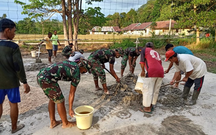 Satgas Pamtas RI-MLY Yonif 407/Padmakusama Pos Riam Sejawak melaksanakan karya bhakti pembuatan Lapangan voly bersama masyarakat Dusun Riam Padang, Ds. Riam Sejawak, Kec. Ketunggau Hulu, Kab. Sintang, kalbar. Sabtu (06/03/21)