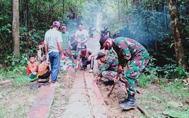 Satgas Pamtas Yonif 407/PK Letkol Inf Catur Irawan mengapresiasi upaya yang telah dilakukan oleh anggota Pos Kampung Jasa yang telah melaksanakan karya bhakti membantu mengatasi kesulitan warga Dusun Wakampuh.
