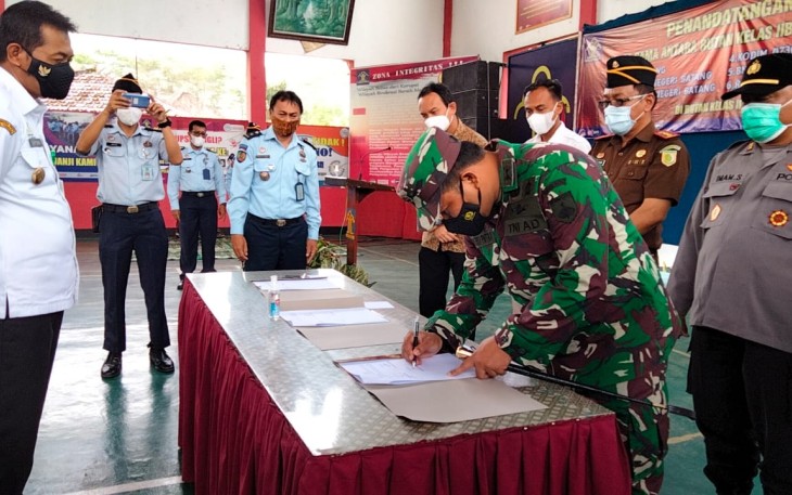 Dandim 0736/Batang Letkol Arh Yan Eka Putra menandatangani Kerjasama Rutan dalam Rangka Pengamanan Rutan ( rumah tahanan ) Kelas II B Batang.