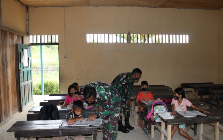 Satuan Tugas Pengaman Perbatasan RI-Malaysia Yonif 407/Padmakusuma, membantu Guru diperbatasan untuk mengajar anak Sekolah Dasar yang ada di SD Mini Sei Tekam Desa Sei Tekam, Kecamatan Sekayam, Kabupaten Sanggau, Kalbar. Jumat (12/03/21).