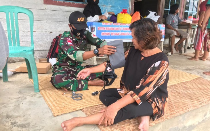 Prajurit Satgas Pamtas RI-MLY Yonif 407/PK anggota Pos Sei Tekam melakukan kegiatan bakti sosial pelayanan kesehatan dan pengobatan gratis kepada warga di Desa Sei Tekam, Kec. Sekayam, Kab. Sanggau, Kalimantan Barat. Sabtu (13/03/21).