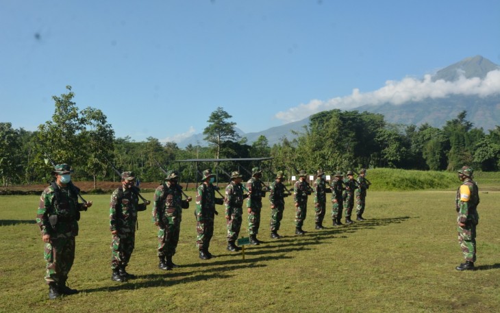 Korem 073/Makutarama menggelar latihan menembak senjata ringan triwulan I tahun 2021 bertempat di Lapangan tembak Kebangsari, Kecamatan Tengaran, Kabupaten Semarang. Rabu (17/3/2021).