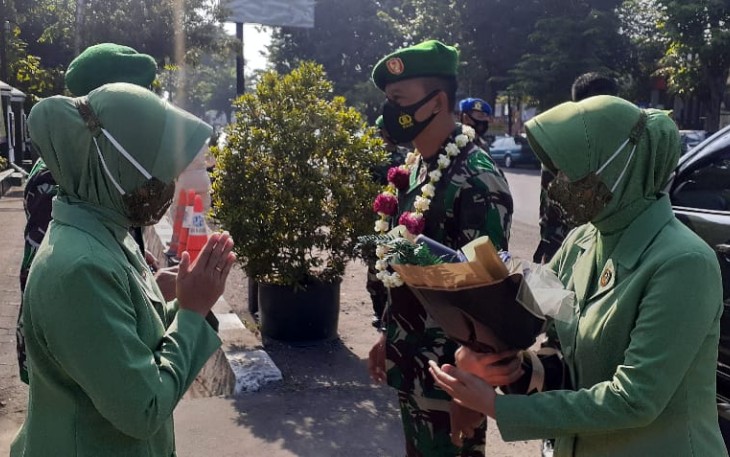 Komandan Korem (Danrem) 073/Makutarama Kolonel Arm Putranto Gatot Sri Handoyo, S.Sos, M.M., didampingi Ketua Persit KCK Koorcab Rem 073/Makutarama, Ny. Henny Putranto Gatot Sri Handoyo, Kasiter, Kasi Intel Korem beserta istri melaksanakan kunjungan kerja ke Kodim 0715/Kendal. Kamis, (18/3/2021).