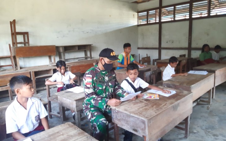 Satuan Tugas Pengaman Perbatasan RI-Malaysia Yonif 407/Padmakusuma, membantu Guru diperbatasan untuk mengajar anak Sekolah Dasar yang ada di SDN 15 Riam Sejawak, Desa Riam Sejawak, Kec. Ketungau Hulu, Kab. Sintang, Kalimantan Barat. Kamis (18/03/21).