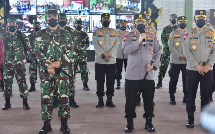 Panglima TNI Marsekal Hadi Tjahjanto bersama Kapolri Jenderal Listyo Sigit Prabowo meninjau secara langsung pelaksanaan vaksinasi COVID-19 anggota TNI-Polri di Gedung Olahraga Praja Kepawon Kodam Udayana Bali, Jumat (19/3/2021).