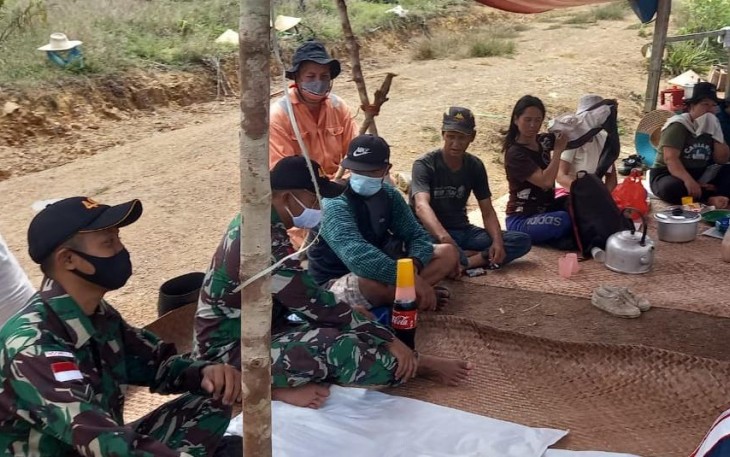 Satuan Tugas Pengamanan Perbatasan (Satgas Pamtas) RI-Malaysia Yonif 407/PK Pos Sei Mawang II Mensosialisasikan tentang larangan memiliki senjata api kepada warga  Dusun Sei Mawang, Ds. Sei Mawang, Kec. Puring Kencana, Kab. Kapuas, Kalbar. Jumat (19/03/21)