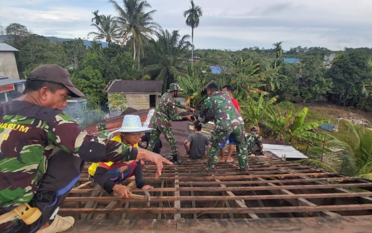 Wujud kepedulian kepada warga binaanya, Satgas Pamtas RI-MLY Yonif 407/PK Pos Langau I bersama warga karya bhakti merenovasi Genteng milik warga Desa Langau, Kec. Puring Kencana, Kab. Kapuas Hulu, Kalimantan Barat. Selasa (23/03/2021).