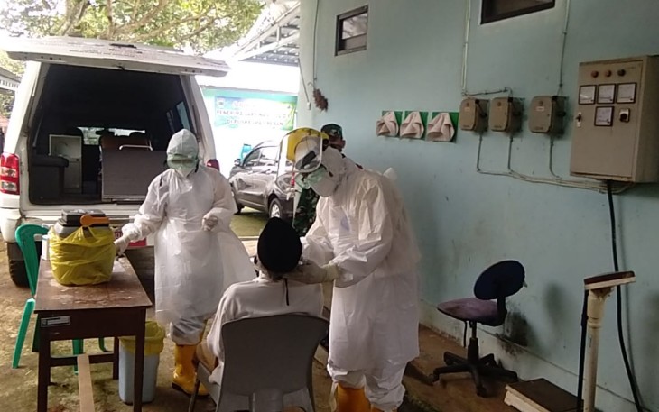 Babinsa Desa Kepundung Koramil 05/Reban Kodim 0736/Batang Serda Dahroni melaksanakan pemantauan secara langsunh test swab polymerase chain reaction (PCR) hasil tracing di Puskesmas Kecamatan Reban, Kabupaten Batang. Kamis (25/3/2021).