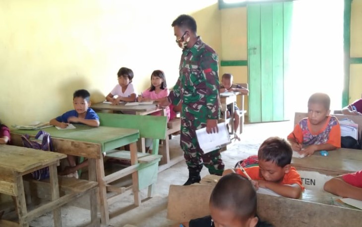 Satuan Tugas Pengaman Perbatasan RI-MLY Yonif 407/PK Sektor Timur Kalimantan Barat, Pos Riam Sejawak menjadi Tenaga Pendidik (Gadik) disekolah SDN 25 Primpah, Dusun Sei Beruang, Desa Sei Tekam, Kec. Sekayam, Kab. Sanggau, Kalbar. Kamis (25/03/21).