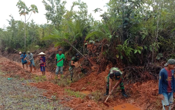 Anggota Pos Kapar Satgas Pamtas RI-MLY Yonif 407/PK bersama masyarakat setempat melaksanakan kegiatan gotong-royong pembuatan parit yang berada di Dusun Kapar, Desa Sungai Senunuk, Kecamatan Batang Lupar, Kabupaten Kapuas Hulu, Kalbar. Kamis (25/03/21).
