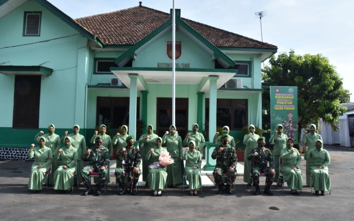 -Komandan Korem (Danrem) 073/Makutarama Kolonel Arm Putranto Gatot Sri Handoyo, S.Sos, M.M., di dampingi Ketua Persit KCK Koorcab Rem 073/Makutarama, Ny. Henny Putranto Gatot Sri Handoyo serta para Kasi Korem beserta istri. Jumat (26/3/2021).