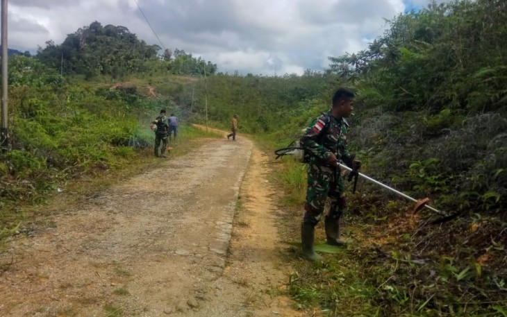 Satgas Pamtas RI-MLY Yonif 407/PK bersama masyarakat setempat melaksanakan kegiatan gotong-royong pembersihan akses jalan ke Gereja yang berada di Desa Seriang, Kecamatan Badau, Kabupaten Kapuas Hulu, Kalbar. Jum'at (26/03/21).