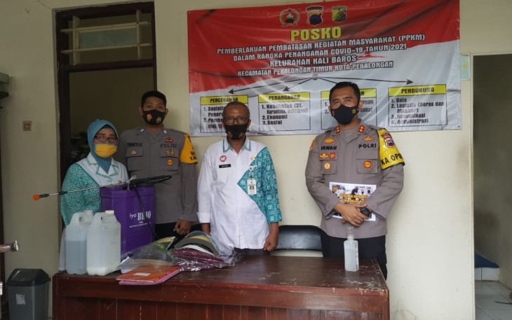 Bertempat di Kelurahan Kali Baros dan Kelurahan Bendan Kergon Kec Pekalongan Timur dan Pekalongan Barat kota Pekalongan,  Kapolres Pekalongan Kota Polda Jateng,  S.I.K., S.H, M.H, melaksanakan pengecekan dan monitoring Posko PPKM Mikro, Selasa (30/3/2021). 