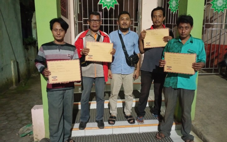 Anggota PKJ mempersiapkan  data untuk mengikuti UKW PWI