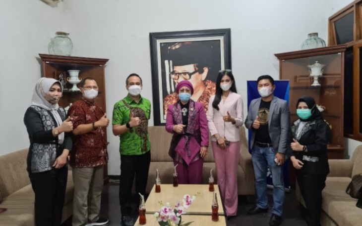 Waka Sekjen DPN Peradi sekaligus Ketua DPC Peradi Palembang dan juga Managing Kantor Hukum Hj. Nurmalah SH. MH dan Megawati Prabowo (Hj. Nurmala SH.MH) silaturahmi ke Ketua Kadin sekaligus Owner Suara Merdeka Kukriit Suryo Wicaksono MBA kota Semarang, Senin 29/3/2021.