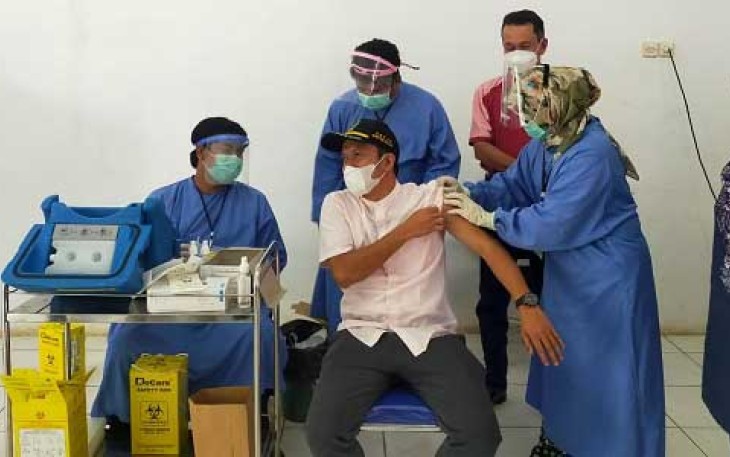 Ketua DPRD Seluma Divaksin 