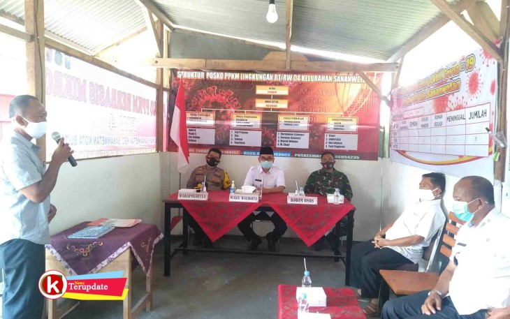 Wawalikota Blitar Tjutjuk Sunario (tengah) Terima Laporan Ketua Posko PPKM Mikro Kelurahan Sananwetan (foto : Faisal NR / Klikwarta.com Blitar) 
