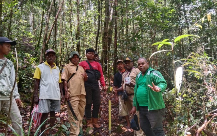 Kepala Dinas dan Staf  Cabang Dinas Kehutanan Wilayah VIII Maybrat, Lakukan Pemetaan Koordinat Lokasi Mesin Pemecahan Batu di Kampung Isnum