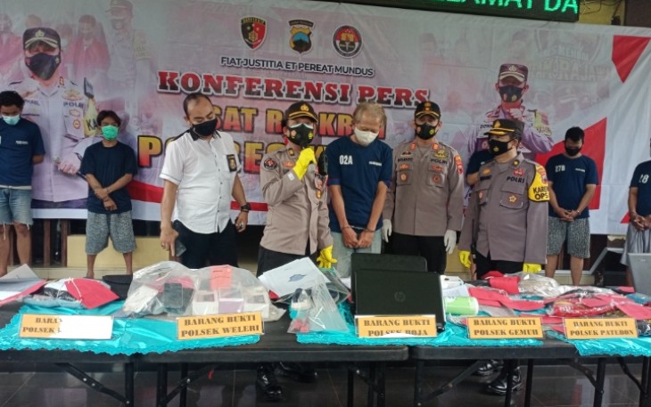 Kendal  Kapolres Kenda KasiHumas Polres Kendal AKP. Abdullah Umar SH. MH. Bersama Kapolsek Gemuh saat Konferensi Pers yang dilaksanakan di lobi Mapolres Kendal, Senin 1/3/2021.