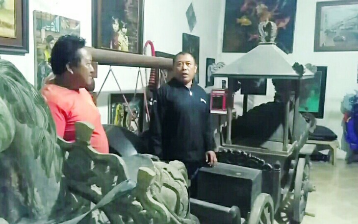 Cak Hari (pemerhati budaya) bersama Cak Pitoyo (seniman) 