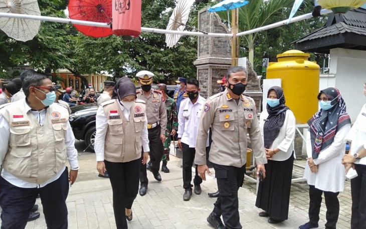   Kapolda Jawa Barat Irjen Pol Ahmad Dofiri saat meninjau perkembangan terakhir pelaksanaan PPKM di Kelurahan Nagrikaler Purwakarta (Foto : Klikwartacom)
