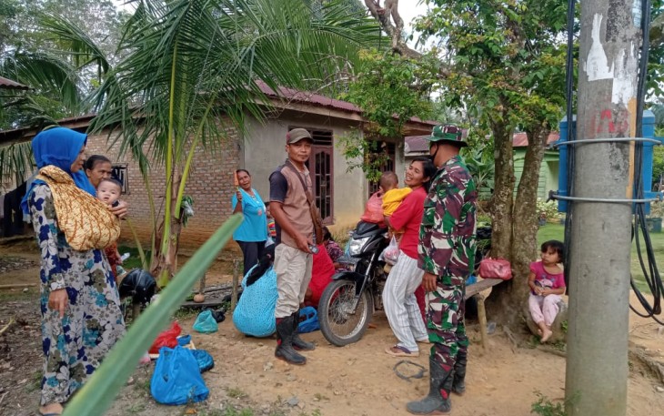 Serda Rajamin Lubis dan Sertu Partogi Sihombing laksanakan Komsos di Dusun Pematang