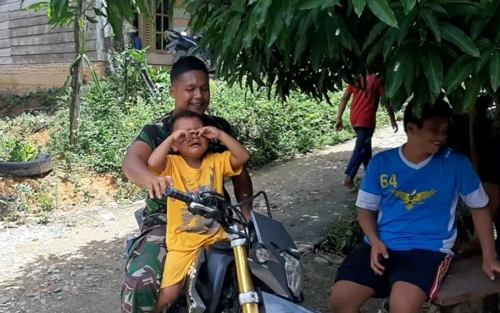 Sebulan Bersama Kopda J Siregar, Bocah ini Menangis Tidak Mau Ditinggal